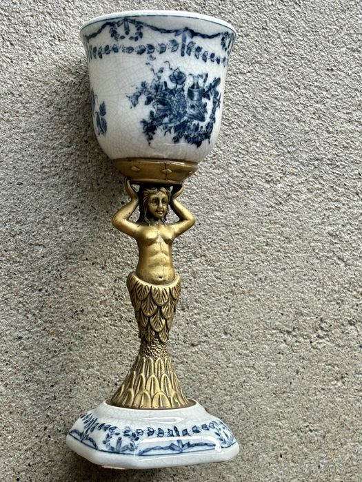 Ozdobny sygnowany Kielich Puchar Porcelana na podstawie z brązu Nimfa