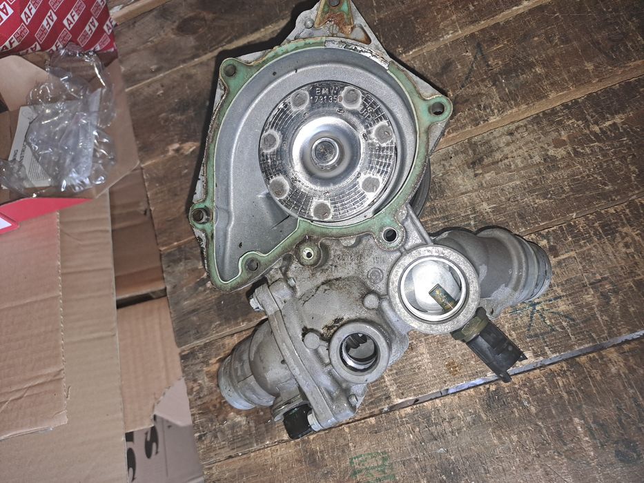 Pompa wody bmw e39 e38 x5 3.5 4.4 V8