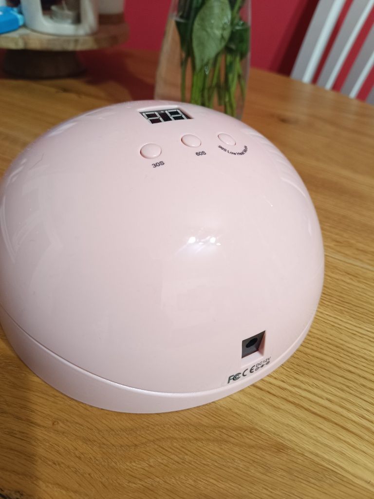 Lampa do utwardzania paznokci hybrydowych