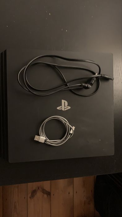PS4 PRO 1TB [Não Negociável] + 2 Dualshock4 + 1 Jogo