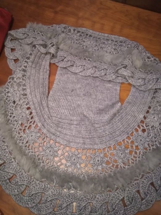 Xaile de malha cinzento com pêlo