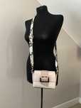 Guess Mini Crossbody torebka na ramię pudrowy róż 18x14x6 cm