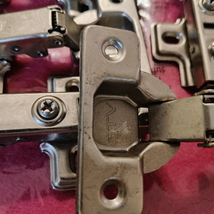 19 zawiasów meblowych