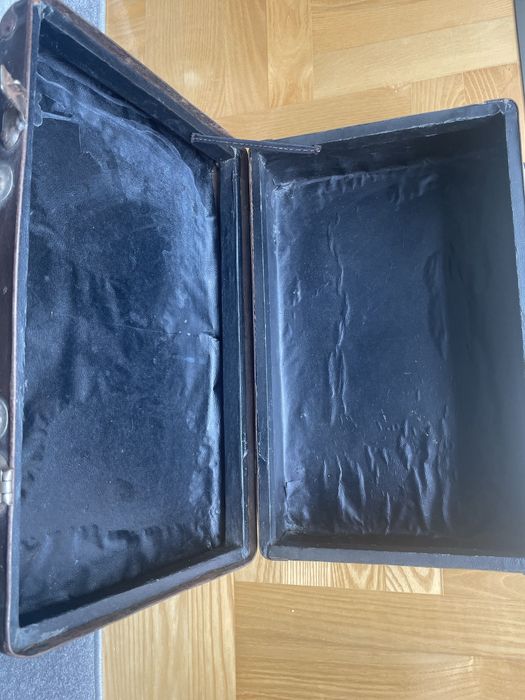 Stara walizka z metalowymi okuciami