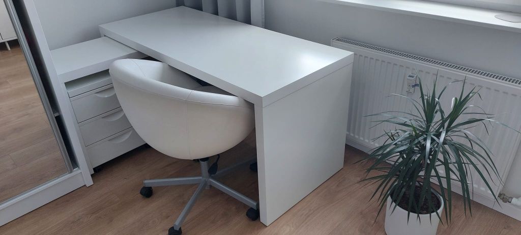 Biurko białe z wysuwanym panelem ikea malm