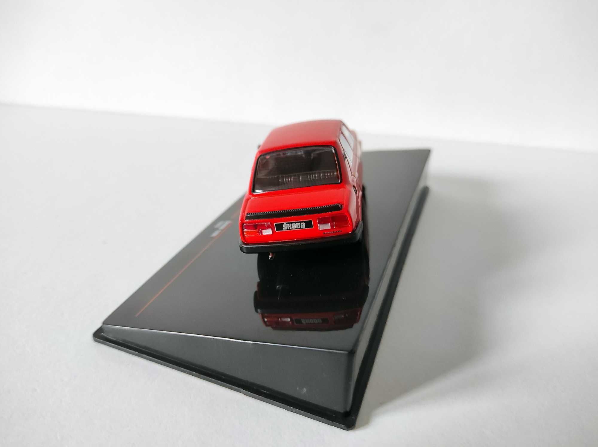 Skoda 120L 1983 Czerwony 1:43 IXO uszkodzona gablotka