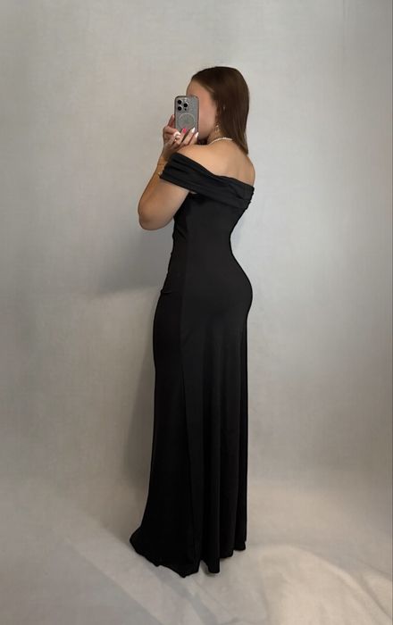 Piekna maxi sukienka czarna dopasowana na studniówke sywkestra wesele