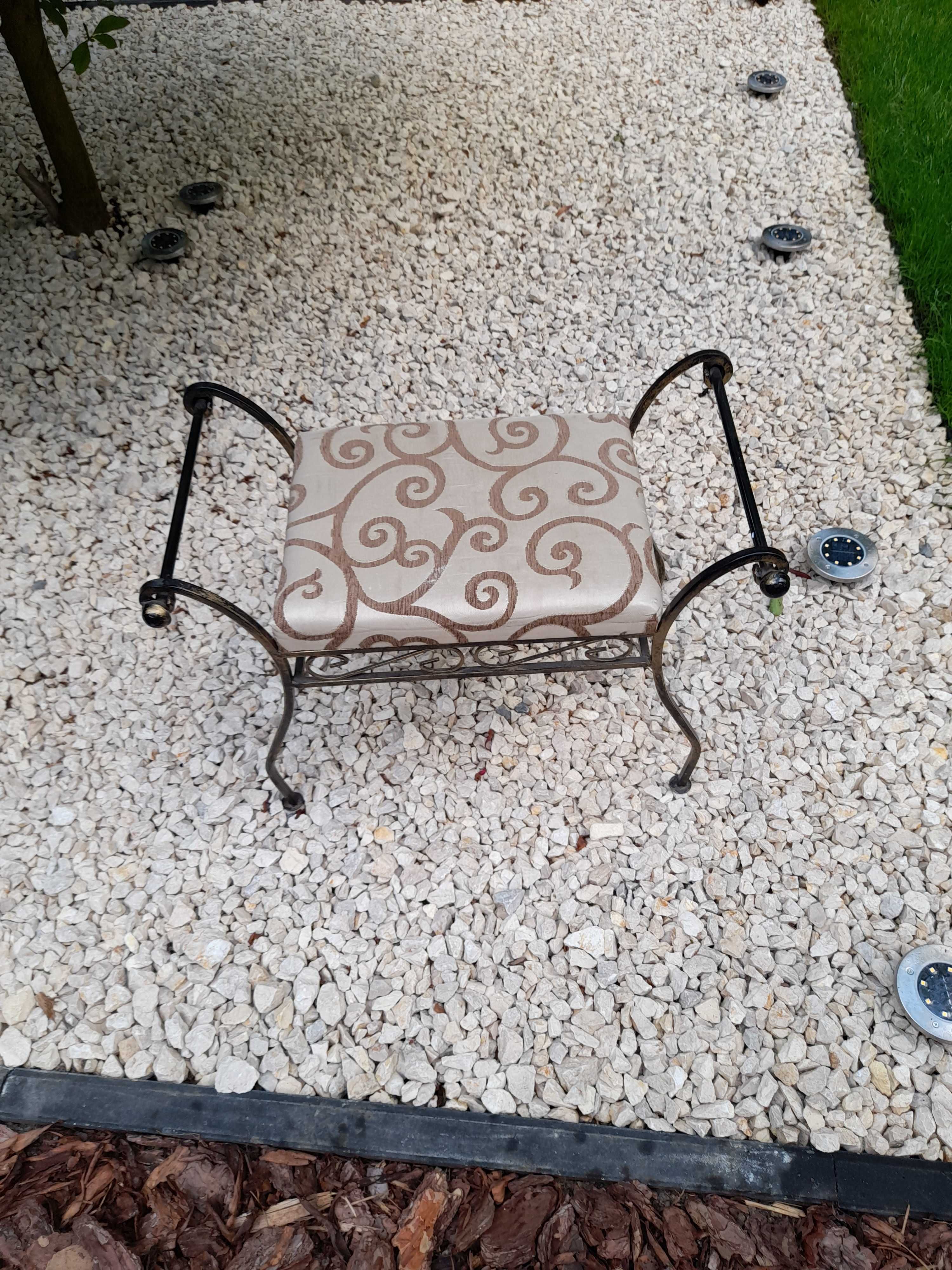 Stolik z mosiądzu z pufą