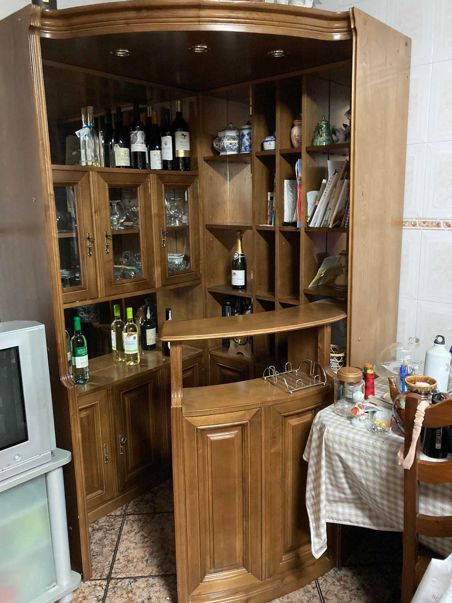 Bar Garrafeira com espelhos e luzes