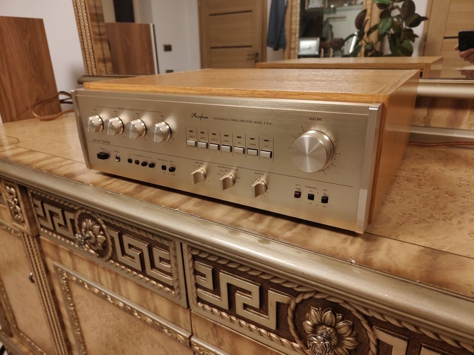 Zadbany złoty wzmacniacz stereo Stereo Accuphase E-206 w świetnym stan