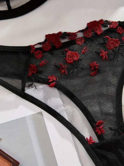 Комплект нижнего белья бюстгальтер трусики кружево стринги вышивка