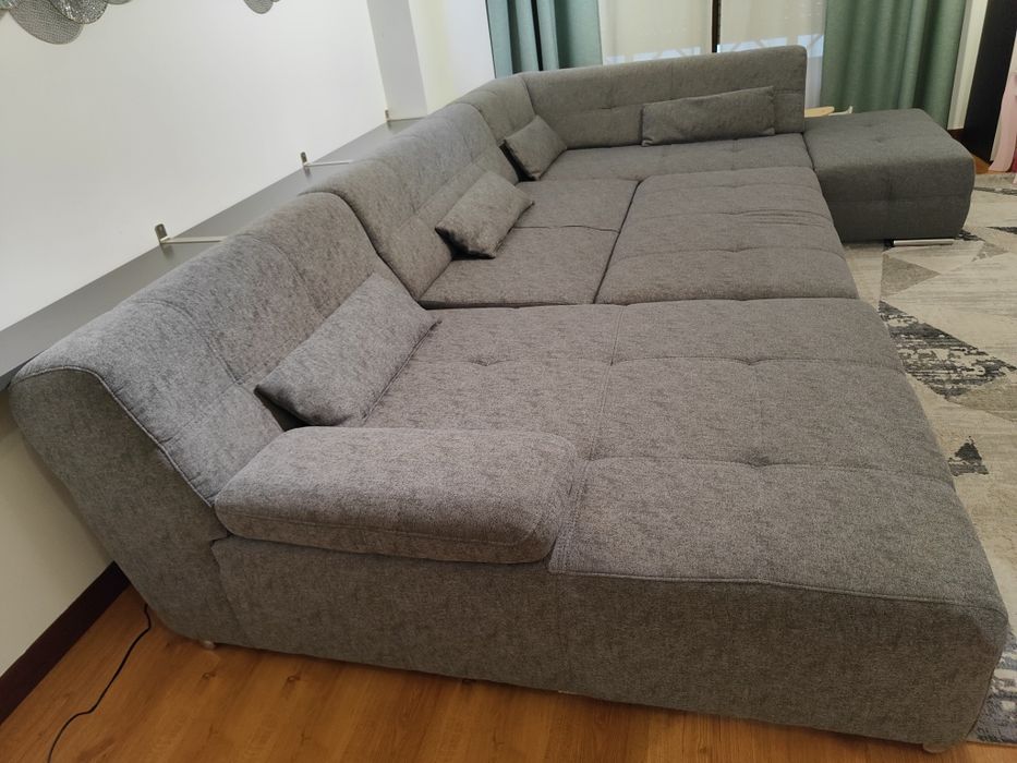 Sofá de tecido cinzento