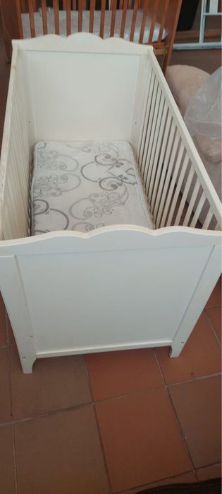 Berço de madeira branco