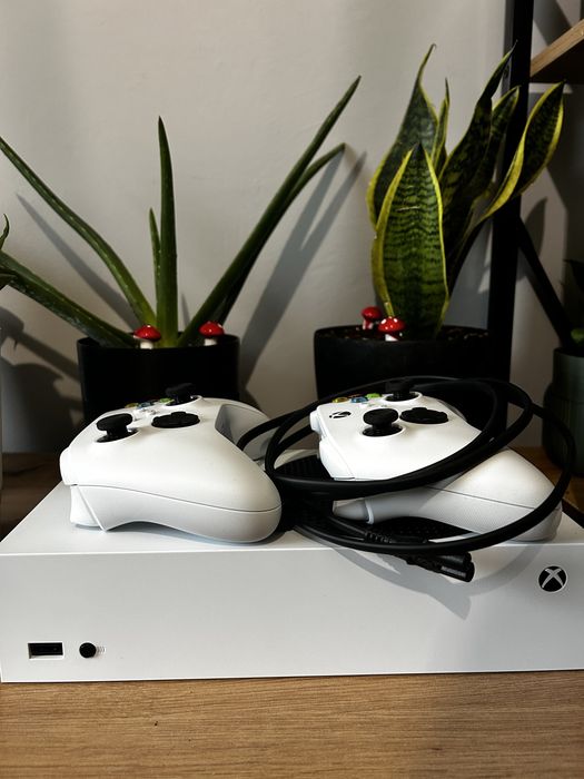 Xbox series s + 2 pady
