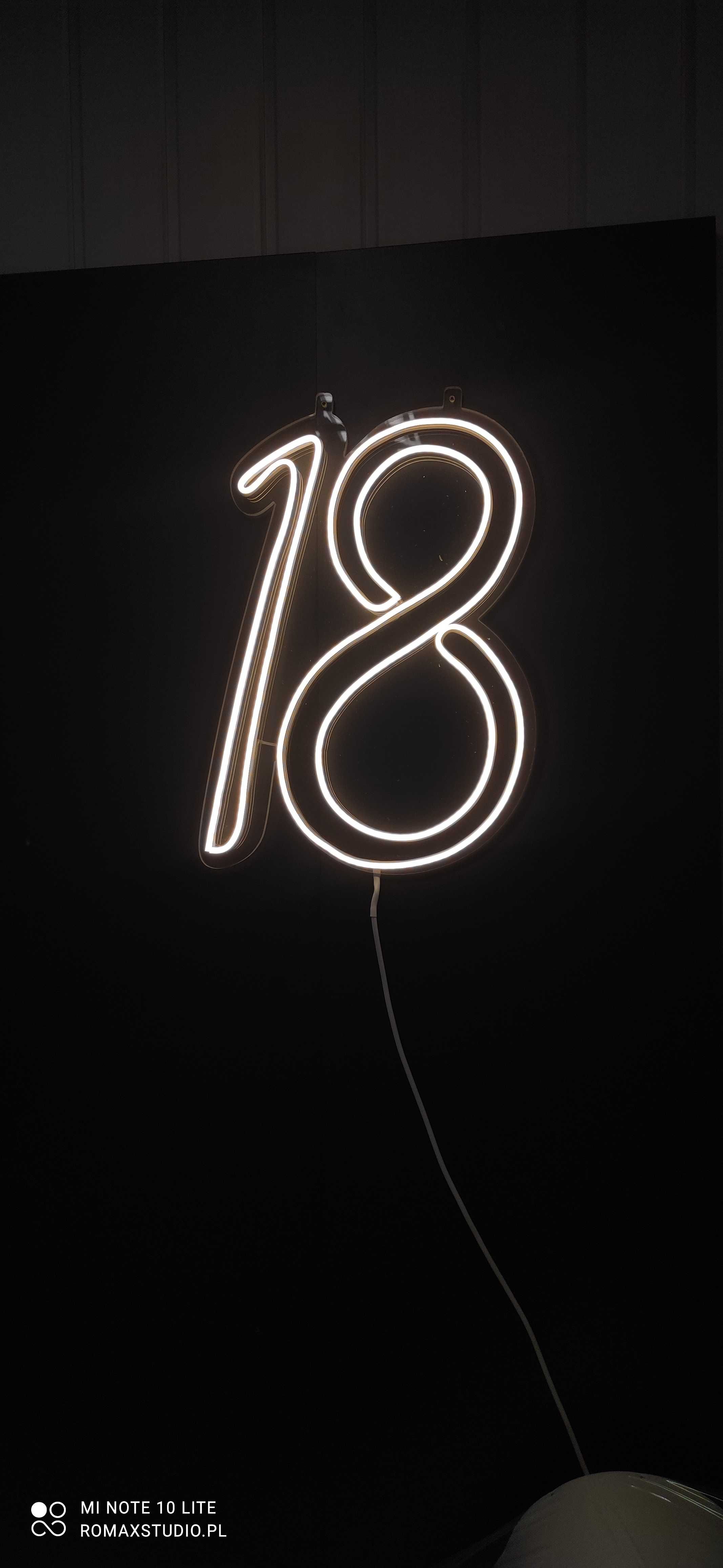 Neon, ledon 18 cyfra
