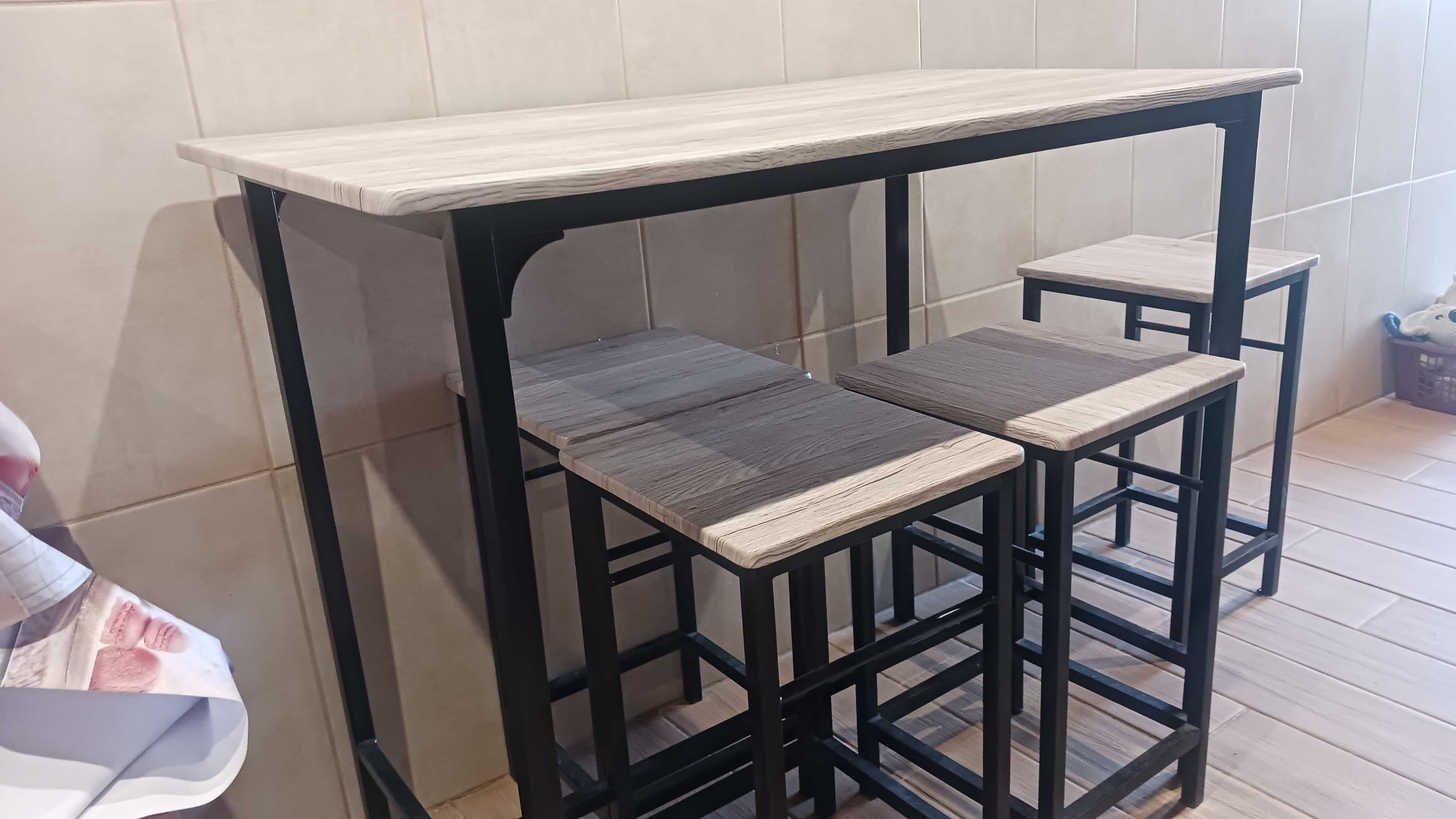 Mesa de cozinha com bancos