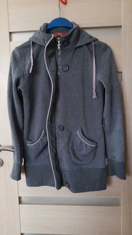 Bluza M,ale pasuje tez na L i XL.