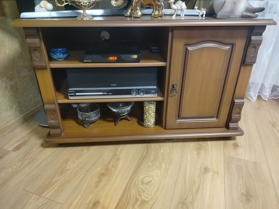 Meble krzesła Komoda lustro szafka RTV witryna