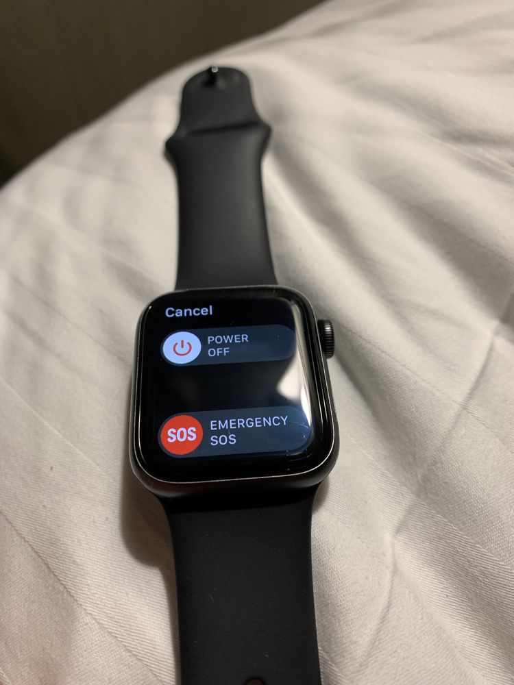 Продам Apple Watch 4 40mm как новые