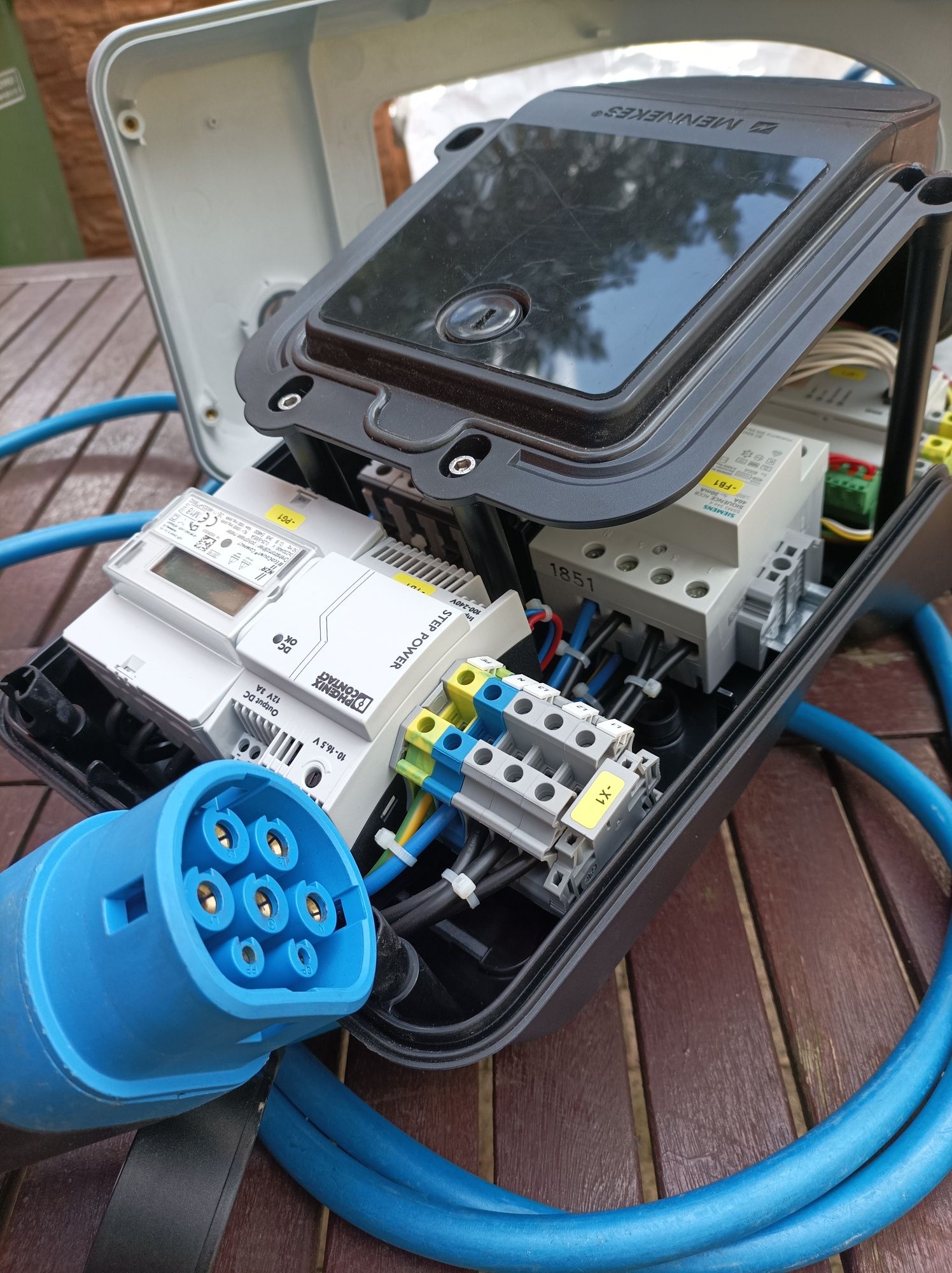 Mennekes/Amtron.Ladowarka do samochodow elektrycznych.