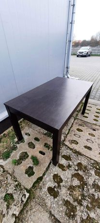 Stół z kompletem 4 krzesel.