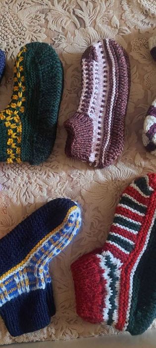 Теплі в'язані шкарпетки-капці різних розмірів