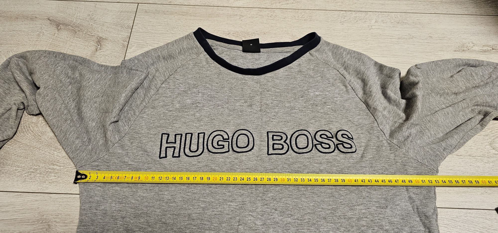Dres HUGO BOSS rozmiar M wymiary na zdjęciach stan bardzo dobry