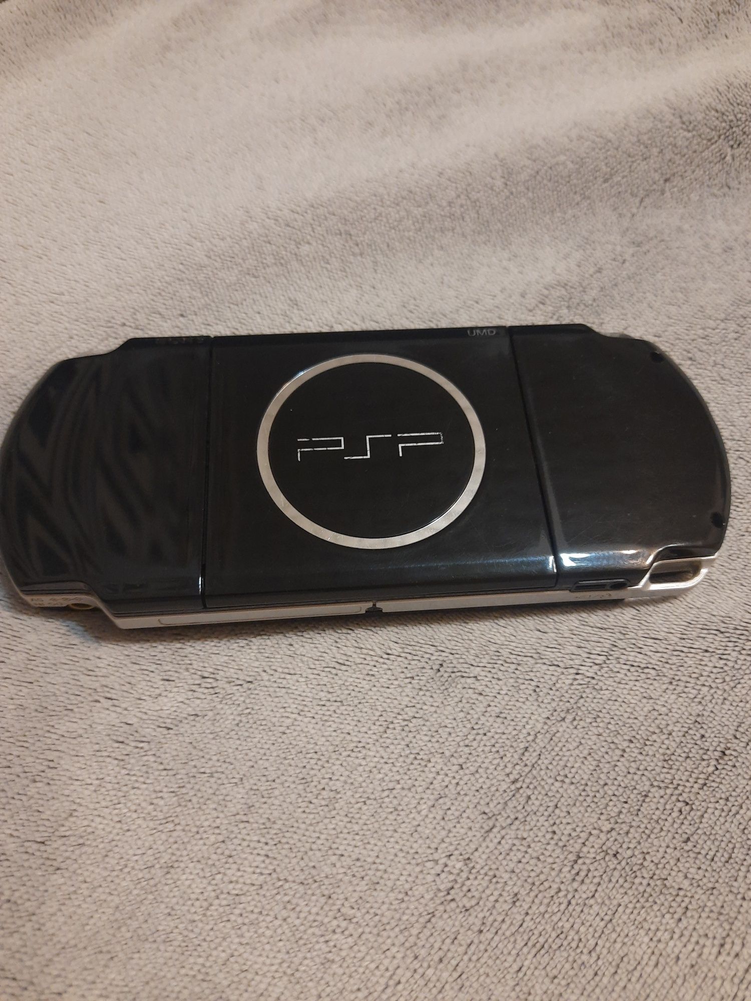 Sony PSP-3004 etui+gry+karta pamięci 16gb
