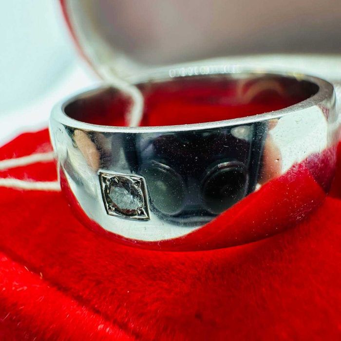 Золота каблучка з діамантами.