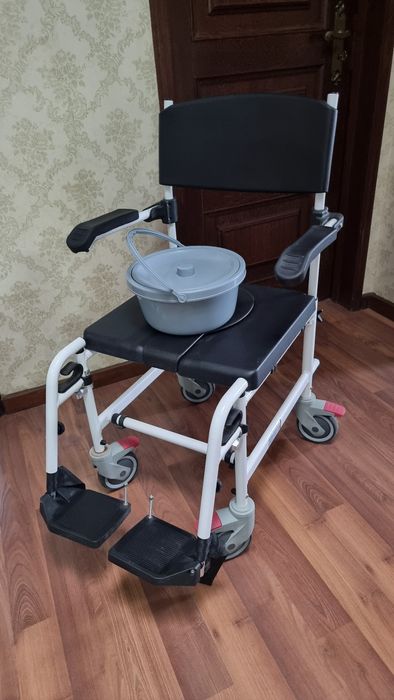 Cadeira de rodas de banho pouco usado