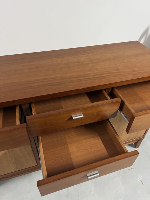 Aparador de madeira de cerejeira