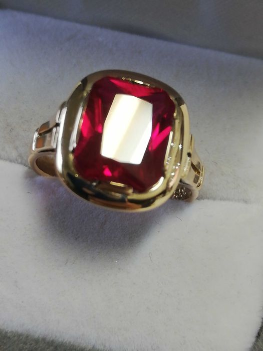 ZŁOTY pierścionek p585 z rubinowym. OCZKIEM. Czasy PRL.