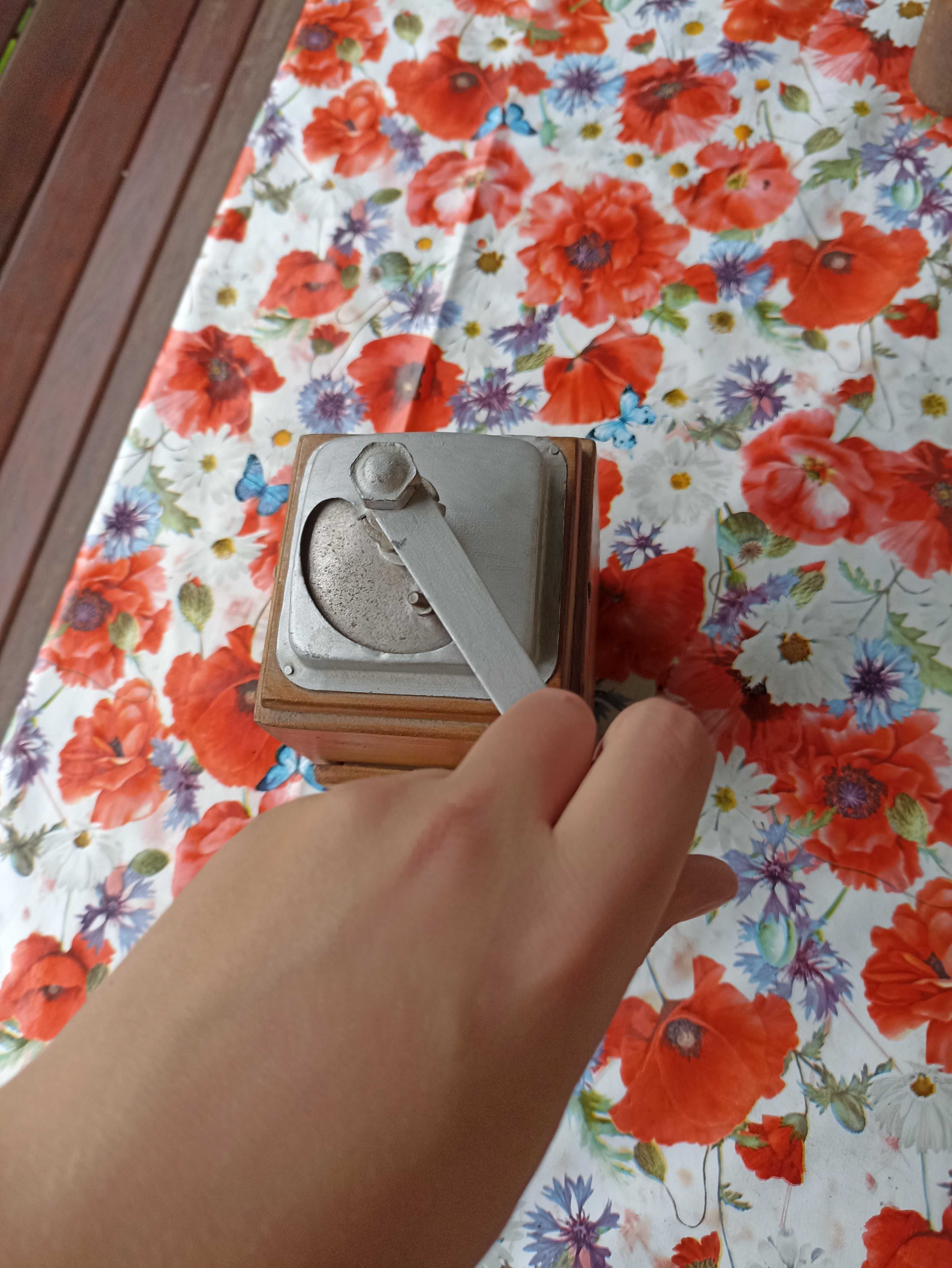 Młynek do mielenia kawy i przypraw – stylizowany na retro.