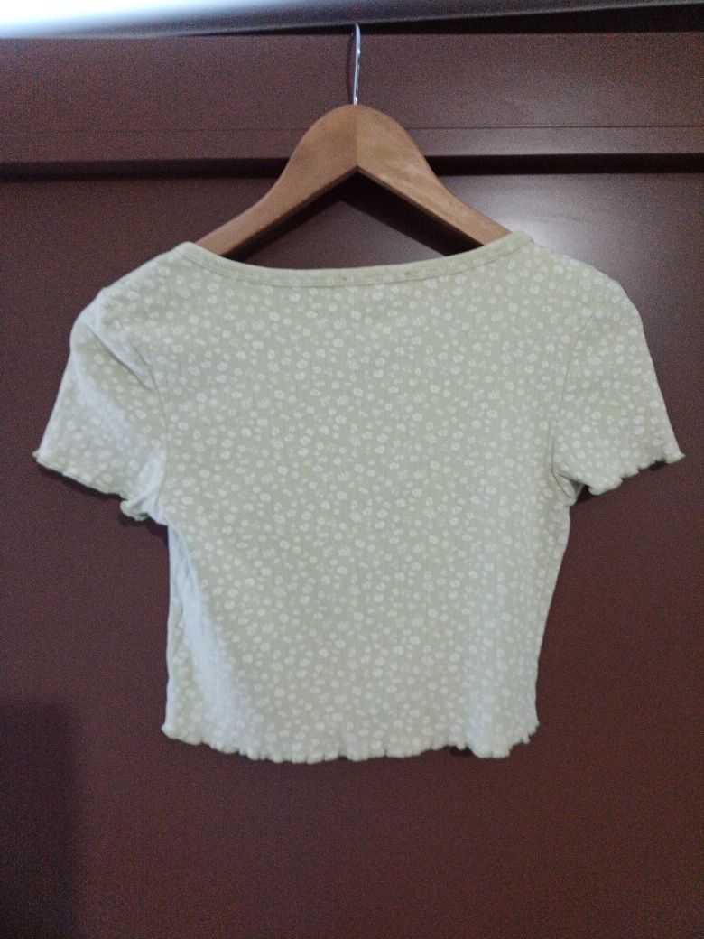 Top verde com flores