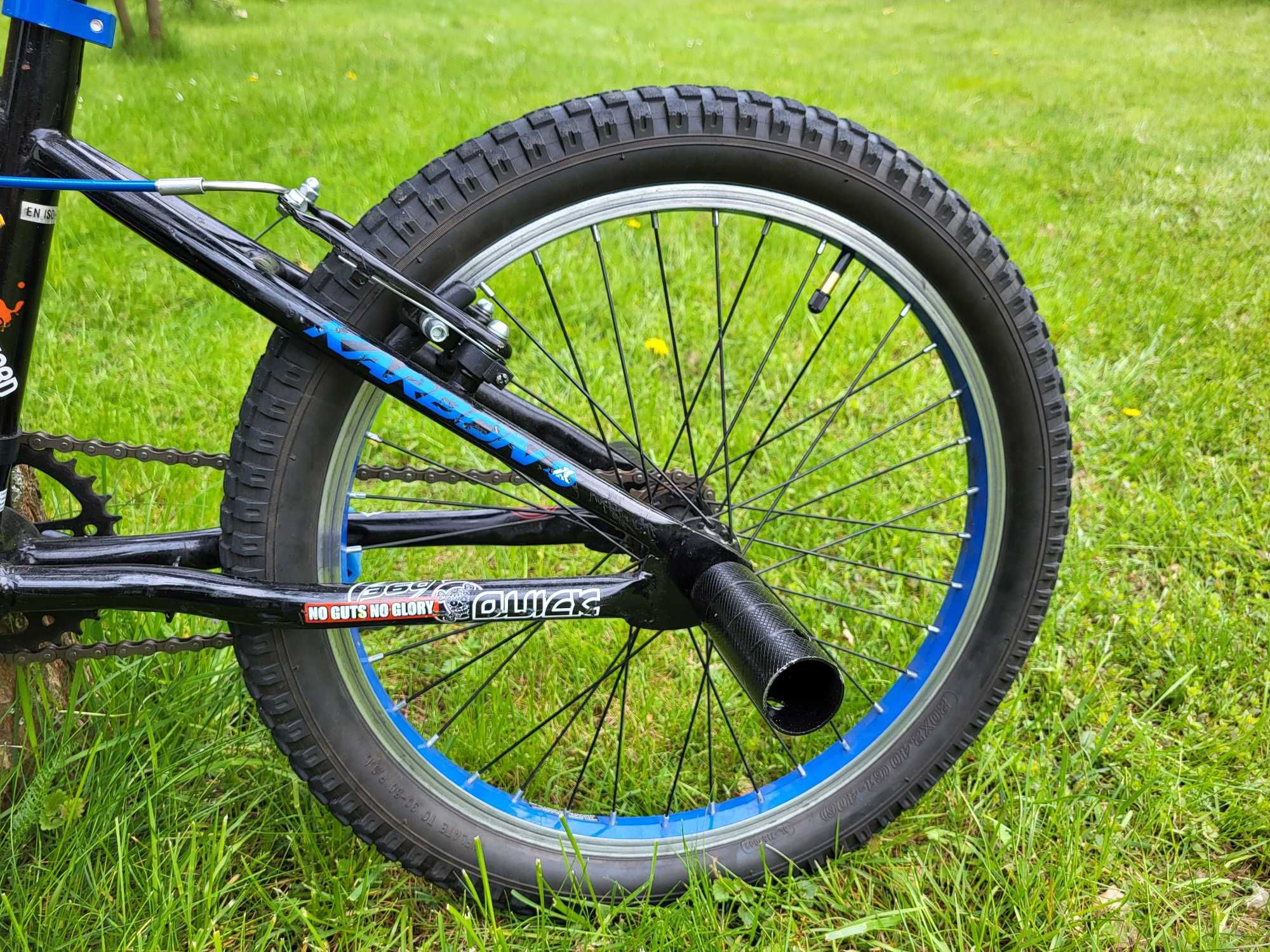 Rower BMX czarny, niebieski koła, kolorowe naklejki