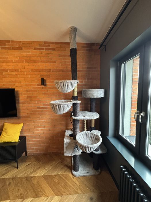 Bardzo duzy drapak dla kota, wymaga renowacji