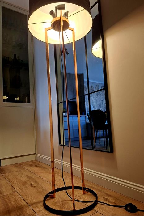Lampa stojąca ,z czarnym abażurem.