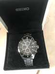 relogio pratiado com detalhes pretos e vermelho marca seiko