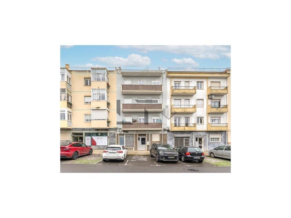 Prédio para Obras para Venda em Benfica, Lisboa