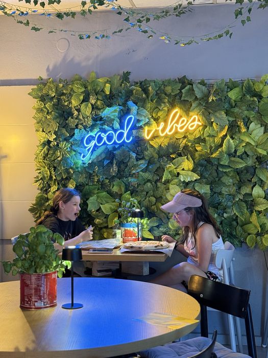 Neon i scianka z roslin