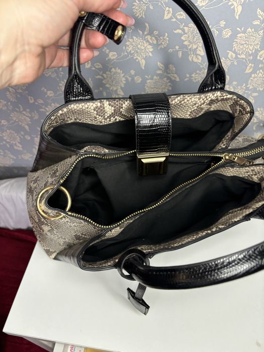 сумка-тоут лакована зі вставкою зі зміїної шкіри