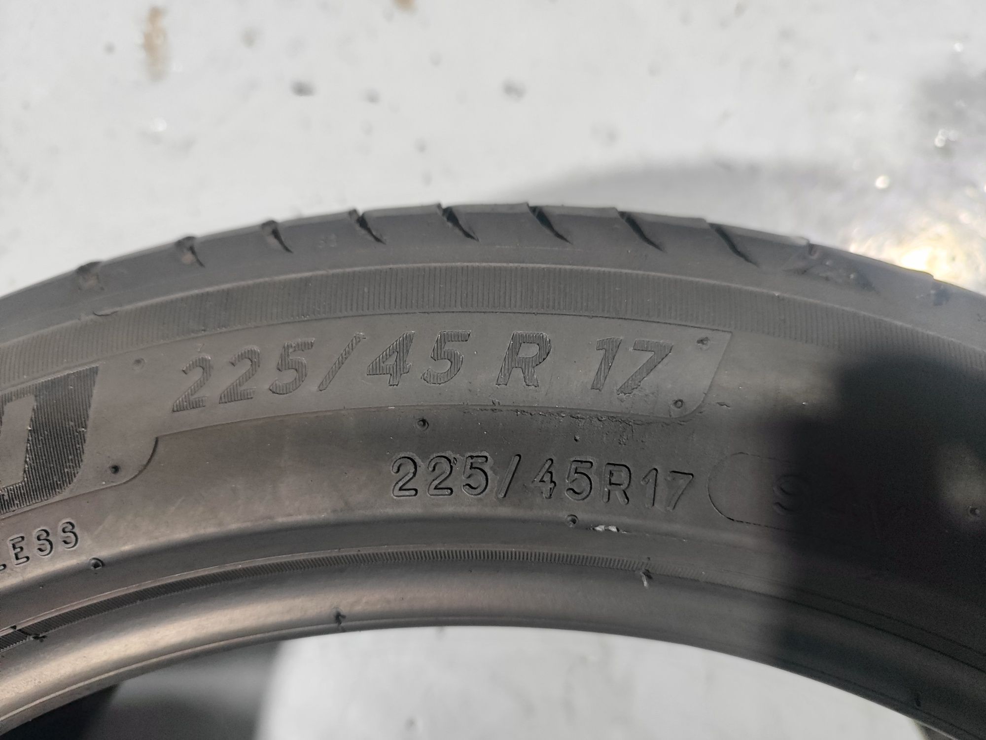 2 pneus semi novos 225-45R17 Michelin - Oferta dos Portes