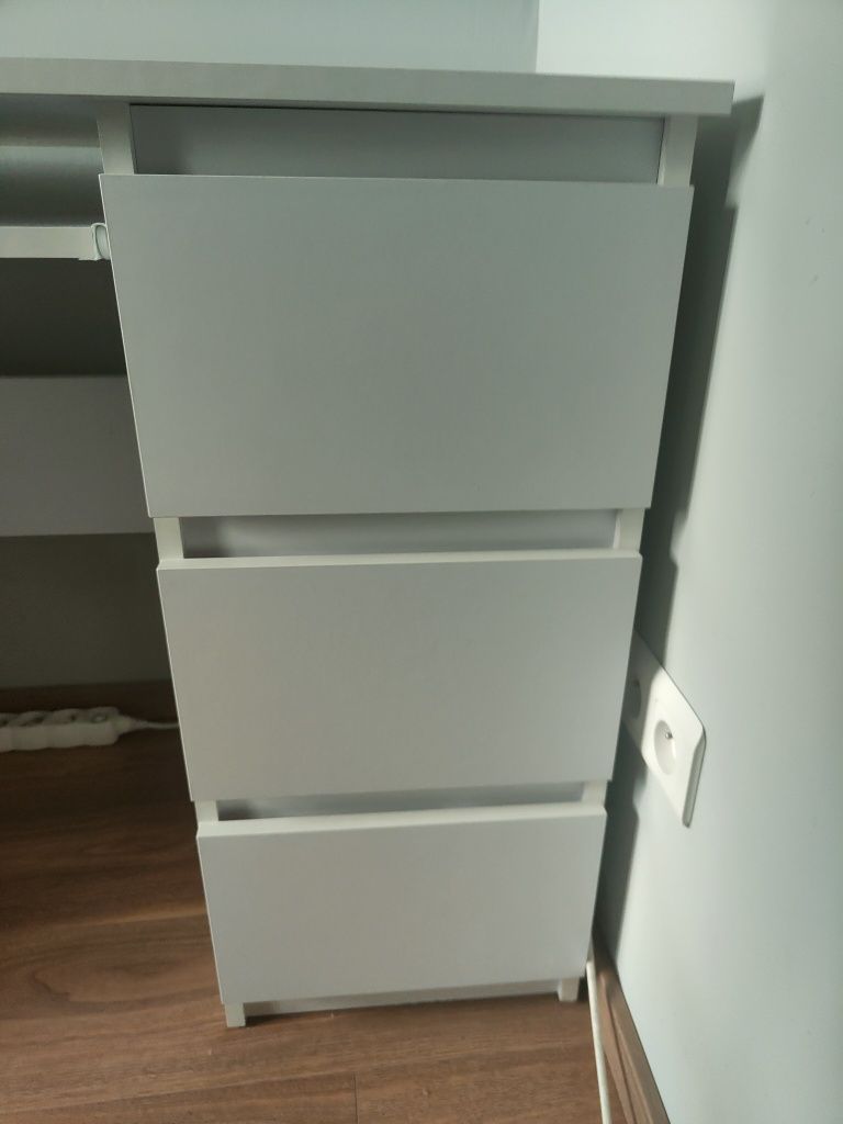 Białe biurko komputerowe z szufladami 130x51cm