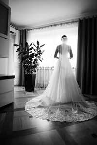 Piękna suknia ślubna z trenem Martin Andre