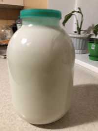 Молоко домашнє незбиране в склянійбанці