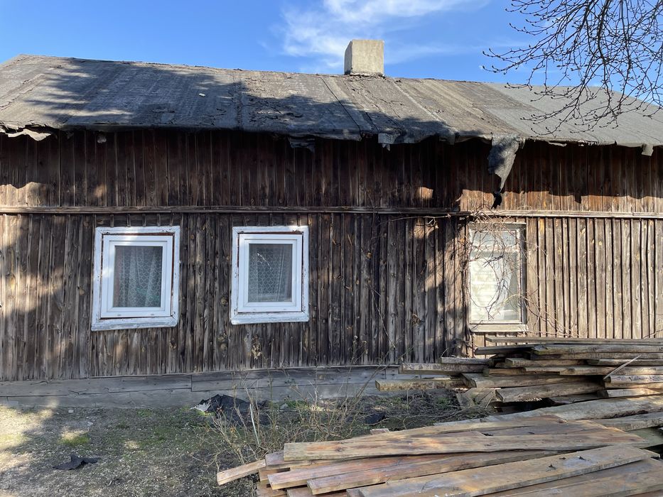 Odzysk drewna z rozbiórki domu, stare deski