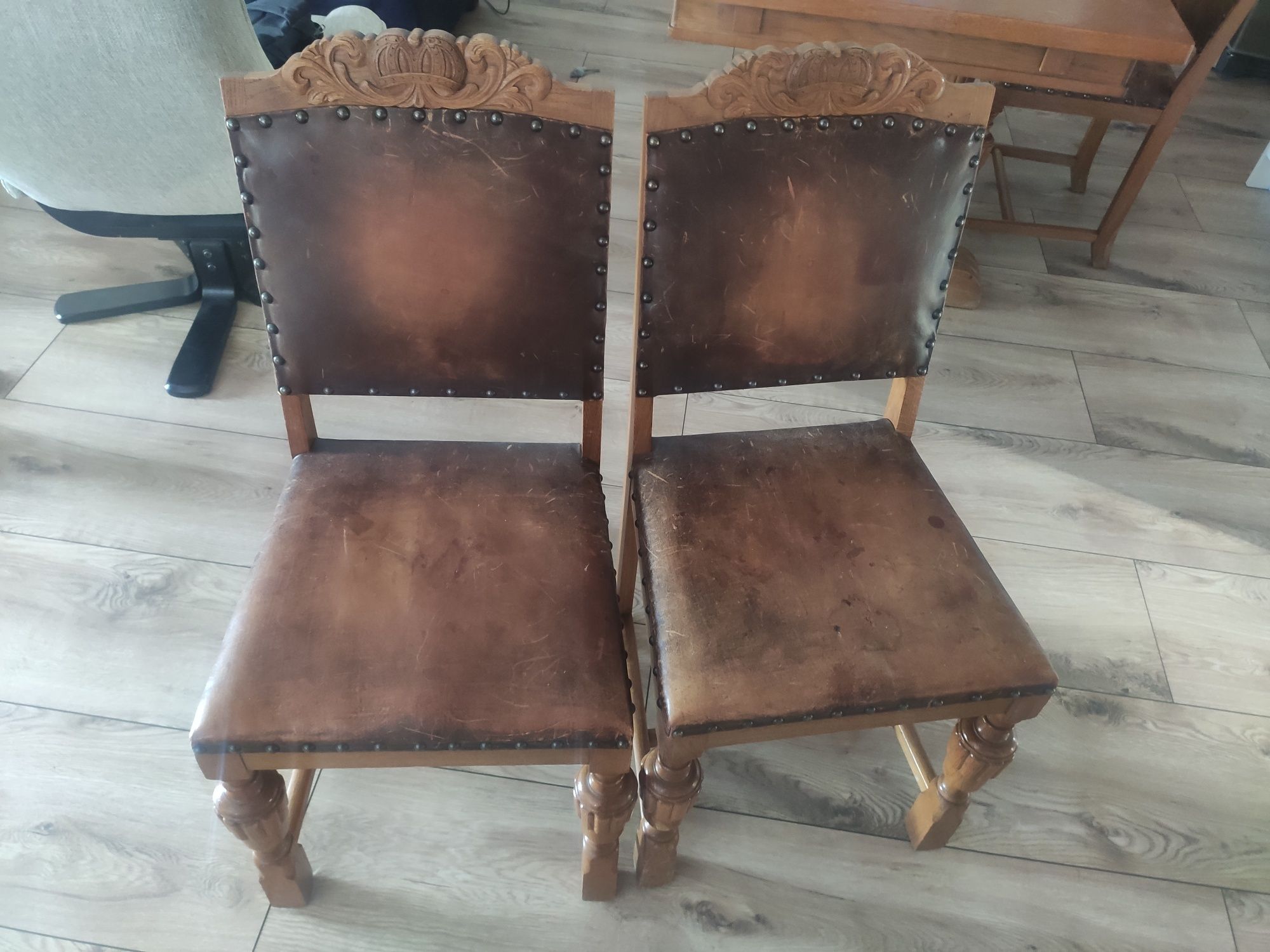Drewniane krzesło ze skórzanym obiciem, 8 krzeseł na sprzedaż