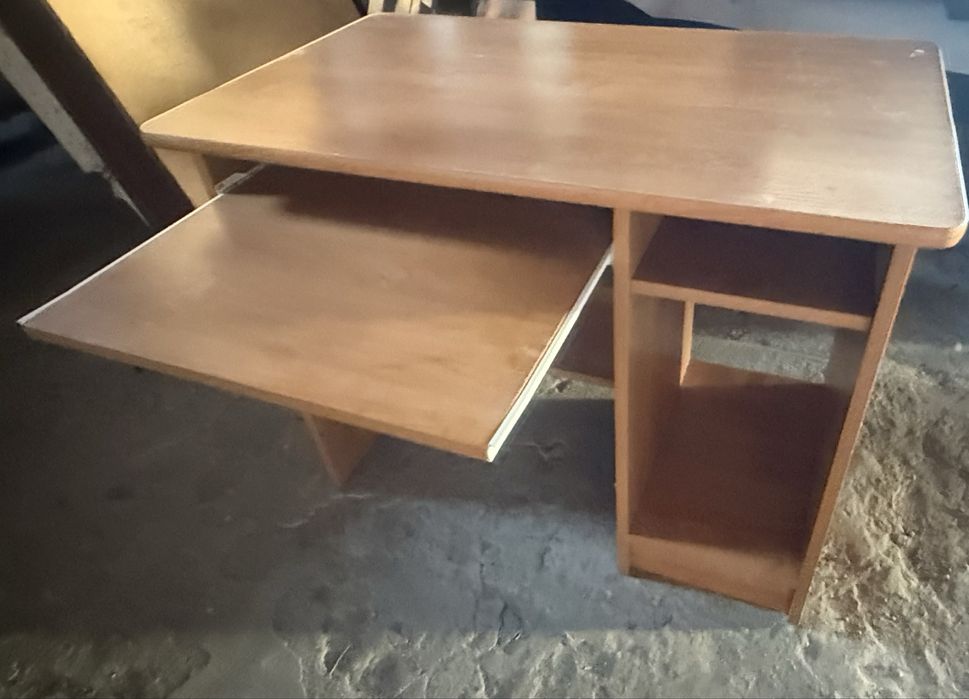 Biurko uzywane nie zniszczone. Z tacka na klawiature