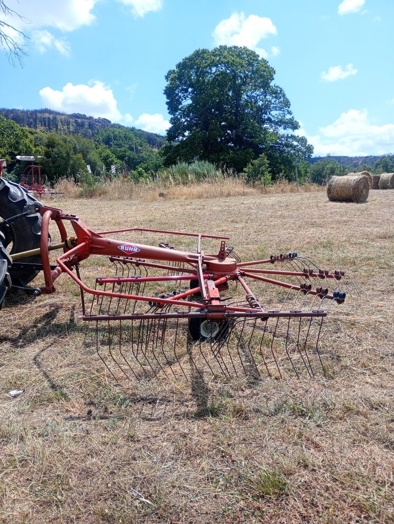 Juntador de feno Kuhn GA 300 GM