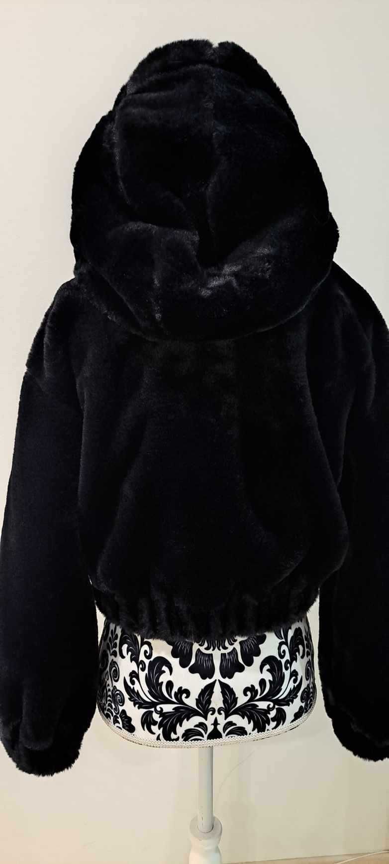 BERSHKA Czarna kurtka z imitacji futerka